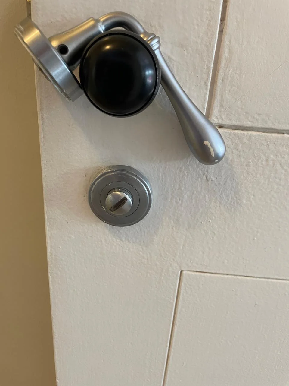 Handle & round lock